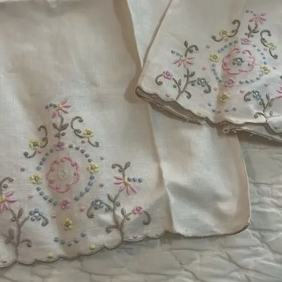 Floral Embroidered Linens Set - Picture 5 of 6
